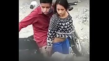 Parejita cogiendo en la moto (los graban a escondidas) Parejita cogiendo en la moto (los graban a escondidas)