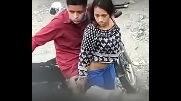 Parejita cogiendo rapidin en la moto (los graban a escondidas)