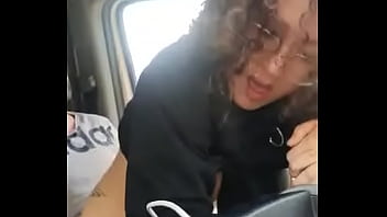 Alma montando verga en el coche dentro de un area de servicio