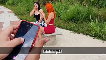Deja que dos fans le controlen su vibrador en publico hasta venirse