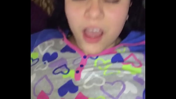 Se coje a su tremenda putita en pijama, ¡un polvito antes de dormir!
