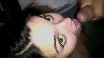 Chica linda de ojos verdes adicta a la verga y al semen