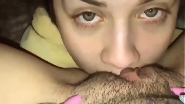 Succionada de panocha por parte de su amiga, ¡que rico la chupa!