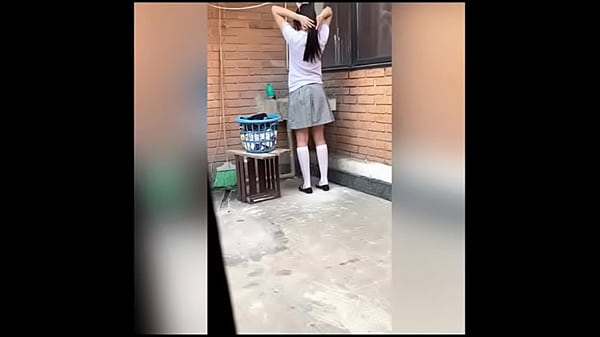 Convence a su vecinita colegiala para coger luego de lavar