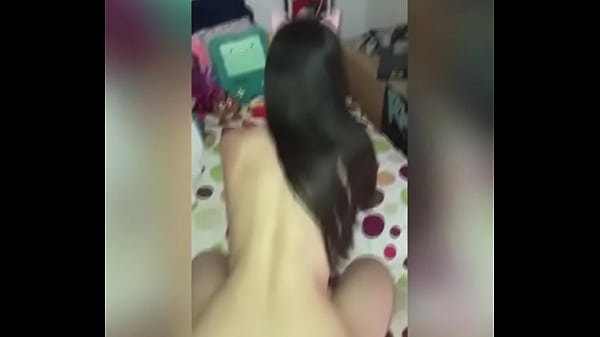 Chava flaquita follada por el novio junto a sus peluches de dormir