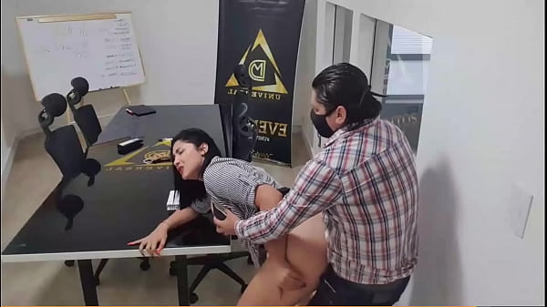 Jefa putona se coje a su empleado luego de una reunion de trabajo