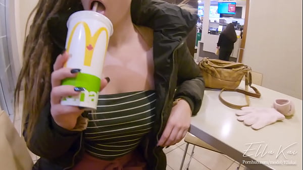 Novia se puso cachonda y hizo que la follaran en un McDonalds