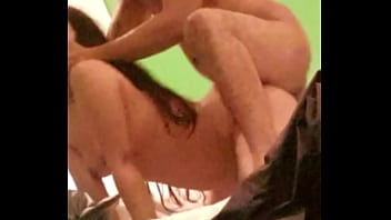 Graba como hace gozar a esta putita infiel, ¡su novio no la atiende!