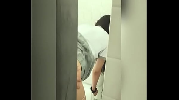 Se cogen a la más puta del salón en el baño y los espían