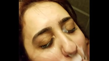 Enorme facial a una gringa putita en un bano publico Enorme facial a una gringa putita en un bano publico