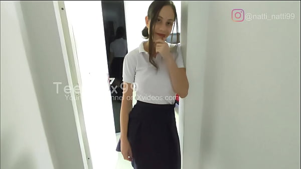 Espia a su hermanastra colegiala y por fin logra follarla