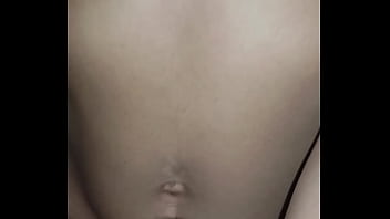 Flaquita con pucha peluda y pezones duros sobre una verga