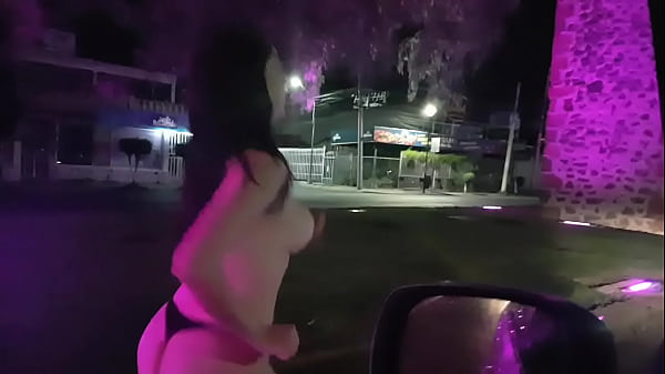 Paseo nocturno ensenando las tetas por las calles de Queretaro