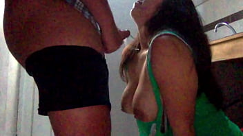 Toca a su nalgona en la cocina para que le de una mamada