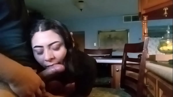 Me cojo a mi compañera nalgona luego de invitarla a comer en casa