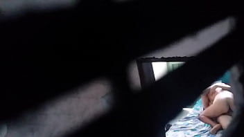 Putita montando verga en un hotel, espiando por la ventana
