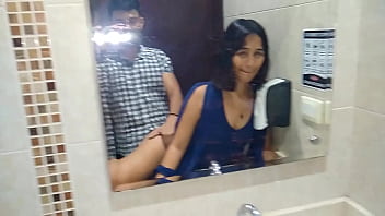 Se escapan al baño del bar para un polvo rapidito