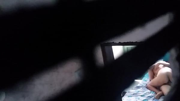 Putita montando verga en un hotel, espiando por la ventana