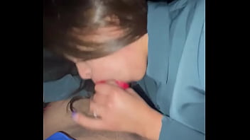 Su novia sedienta de verga, se la chupa rico en el coche