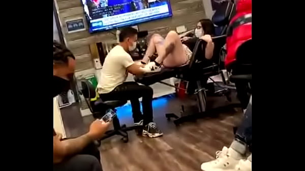 Se hace un tatuaje en la panocha y tiene un fuerte orgasmo (squirt)