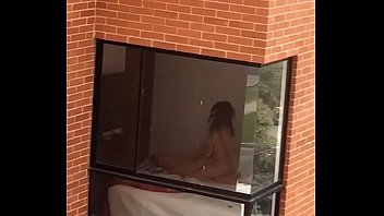Pareja culiando sin tapar la ventana, los pilla y graban de lejos