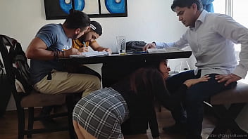 Una joven y caliente maestra termina cogiendo con alumnos (1/2)