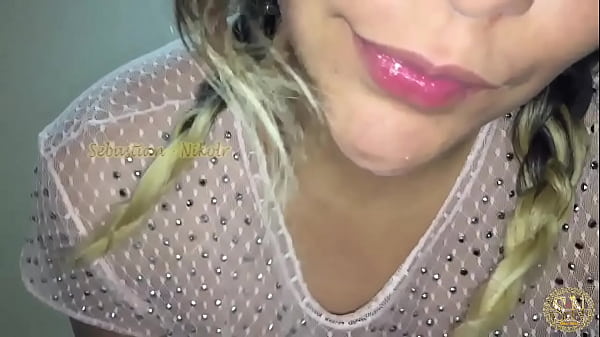 Su hermanastra lo sorprende masturbandose y la convence para coger