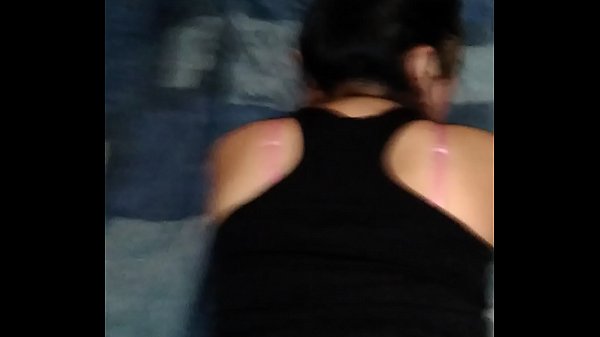 Aprovechando la casa sola para quitarle lo caliente a una amiga