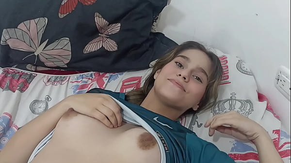 Veo a mi hermanastra usando mi ropa, se la quito y la termino follando