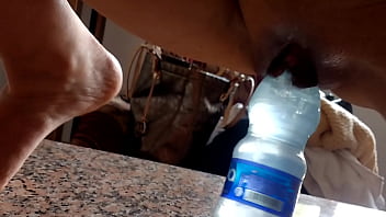 Mexicana tragona se mete toda una botella en la panocha