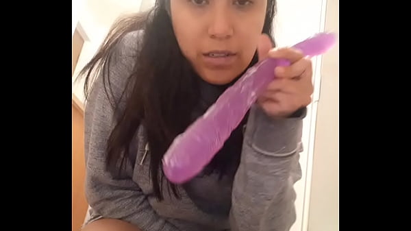 Se saca cremita al masturbarse con su consolador en el baño