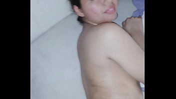 Cogiendo de costadito a una peruana, me mira mientras la clavo