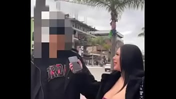 Michelle haciendo retos por la calle que se premian con sexo