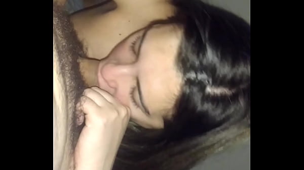 ¡Que mamada tan deliciosa! Muchacha golosa le encanta la verga