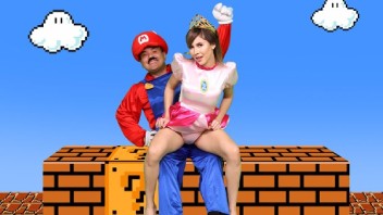 Kari y su hijastro Pablito se calientan al jugar Super mario porno