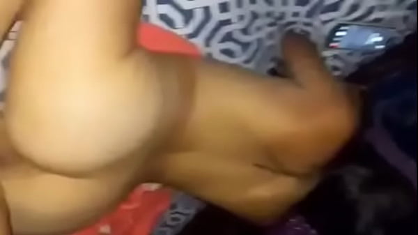 Perrita infiel hablando con el novio por telefono mientras coje