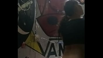 Fumando y cogiendo con una rica hembrita de lindas nalgas