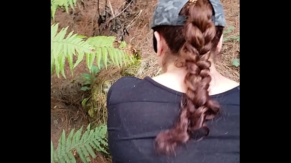 De paseo por el bosque, termino cogiendo con una madurita