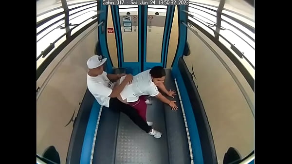 Las camaras los pillan cogiendo en un vagon de la aerovia