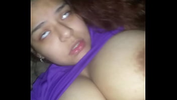 Gordita de ricas tetotas queda con los ojos en blanco al venirse