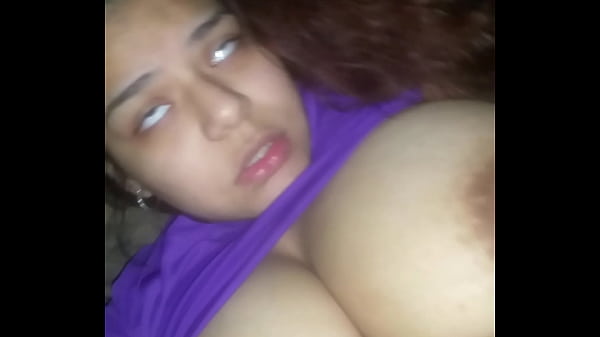 Gordita de ricas tetotas queda con los ojos en blanco al venirse