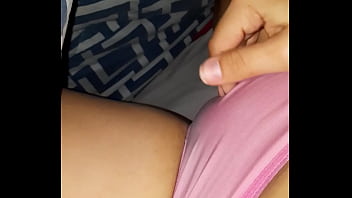 Lucy no puede evitar dedearse al despertarse por la madrugada