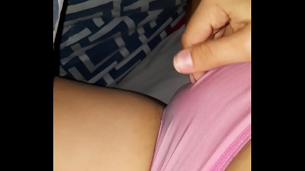 Lucy no puede evitar dedearse al despertarse por la madrugada