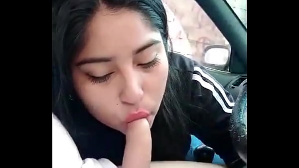 Le paga a su amigo taxista con una mamada, terminan en el motel