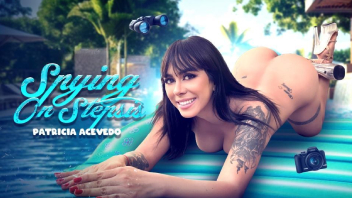 Folla con su novio gringo en el jardín y su hermanastro los espia