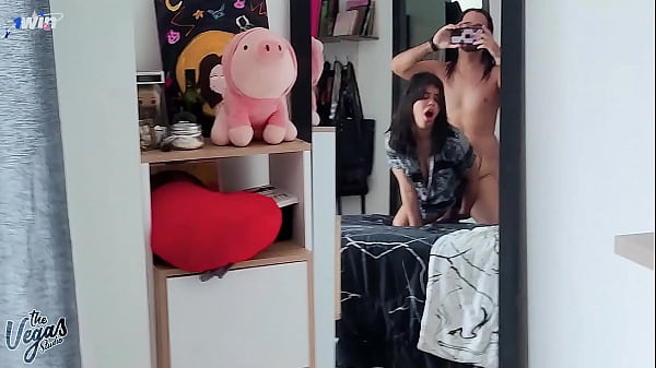 Parejita follando delicioso frente al espejo de su habitación