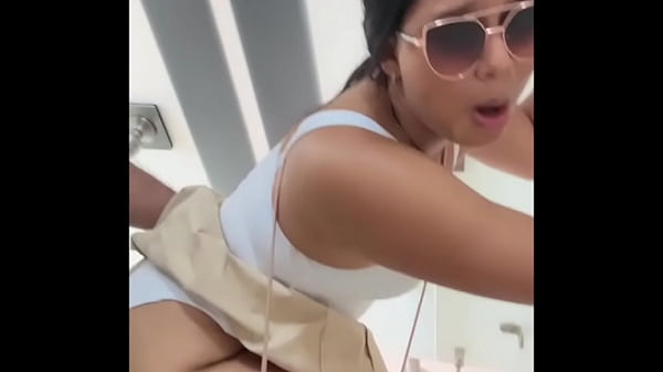 Cita con su amante acaba con una follada en un baño publico