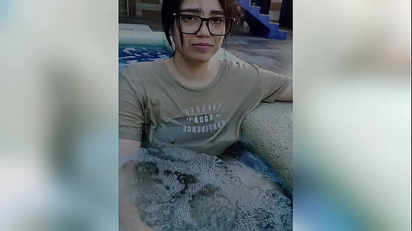 Despues de la piscina se come la verga y cogemos en el carro