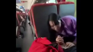 Buena chupada en el bus para luego coger en un rapidin