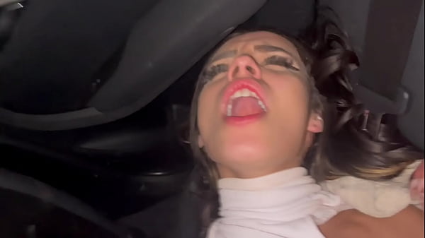Le dan una rica cogida en el coche a una flaquita instagramer